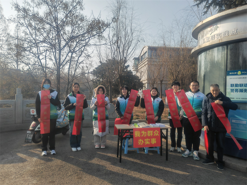 云龙湖执法大队“我为群众办实事”系列之 “一站式”服务驿站发春联啦