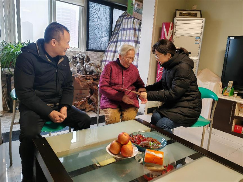 徐州市儿童医院党委春节前夕走访慰问离退休老干部