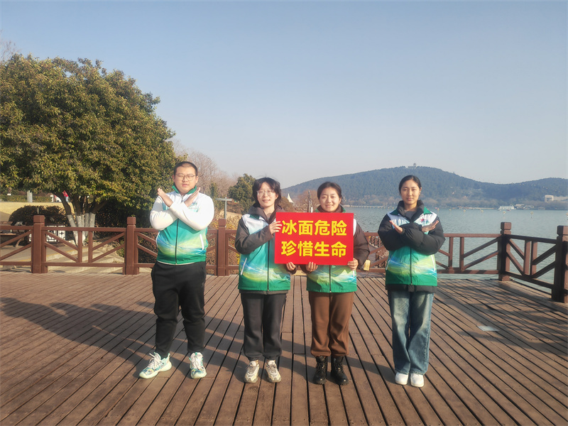 云龙湖执法大队“我为群众办实事”系列之“一站式”服务驿站亲情提醒市民游客“云龙湖结冰了，请注意安全”