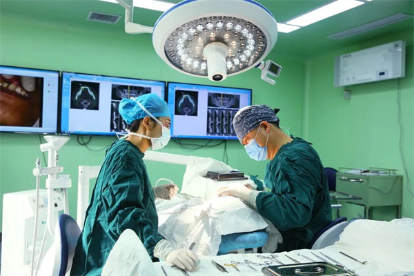 国家集采即将落地，徐州市口腔医院全面降低种植牙费用