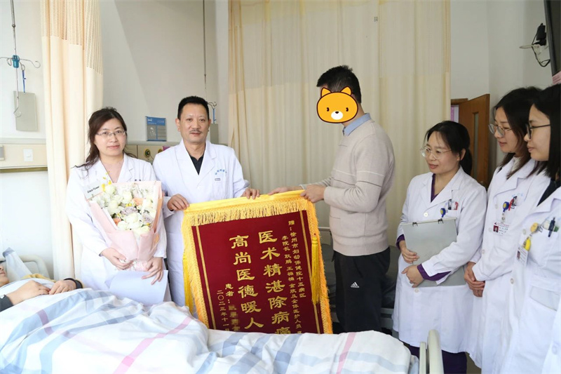 李桂林教授团队成功实施45厘米巨大卵巢肿瘤切除术